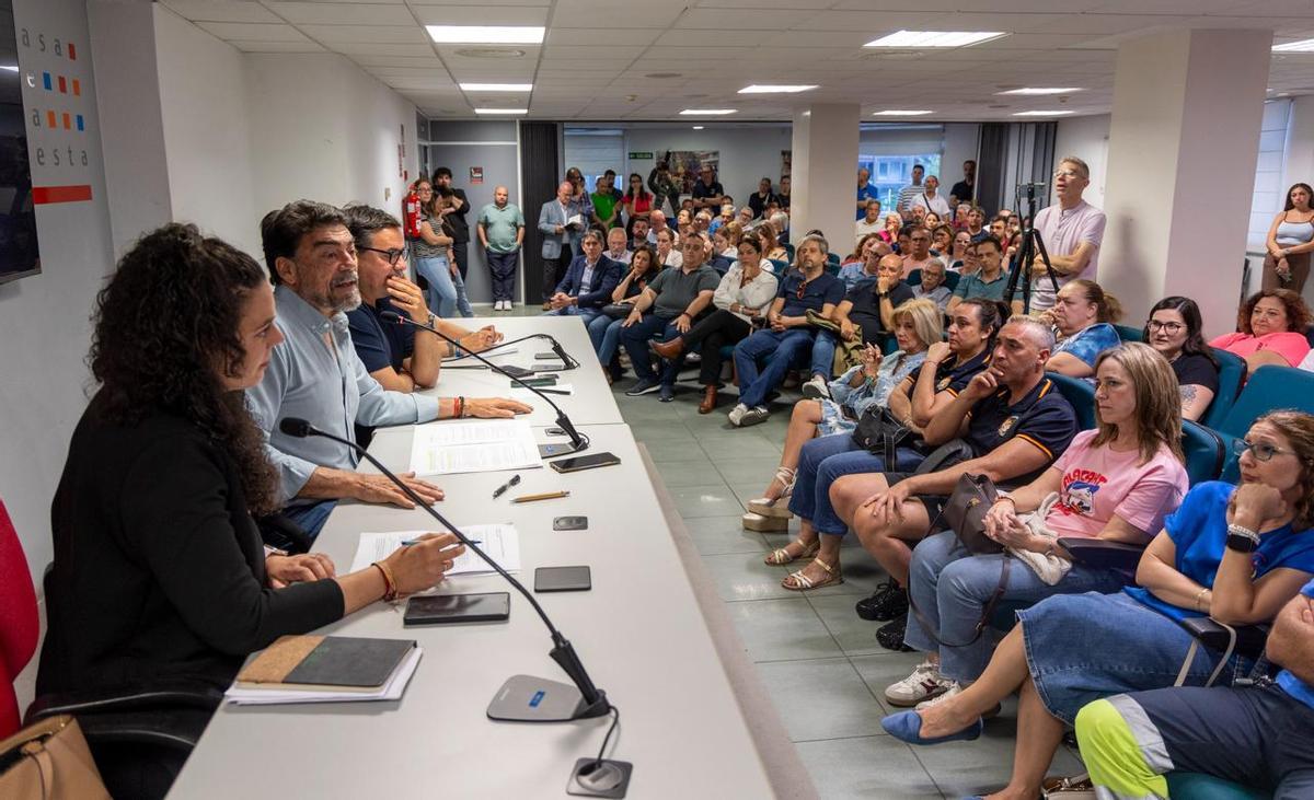 El alcalde de Alicante, Luis Barcala, la concejala de Fiestas, Cristina Cutanda, y el presidente de la Federació, David Olivares, en la asamblea con los festeros
