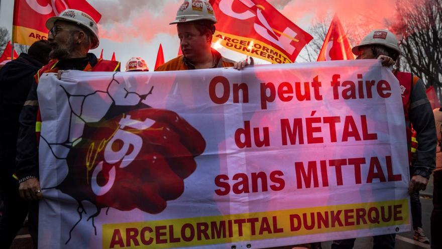 Protesta de trabajadores de ArcelorMittal ante la Asamblea Nacional de Francia el pasado jueves. | EFE