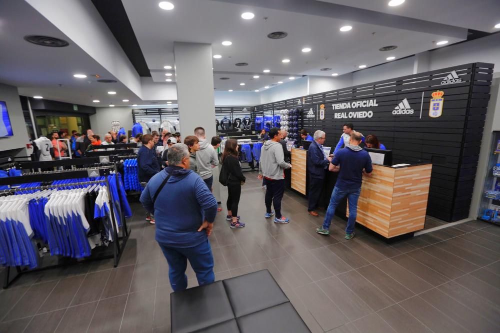 La afición del Real Oviedo hace cola para adquirir su entrada ante el Lugo