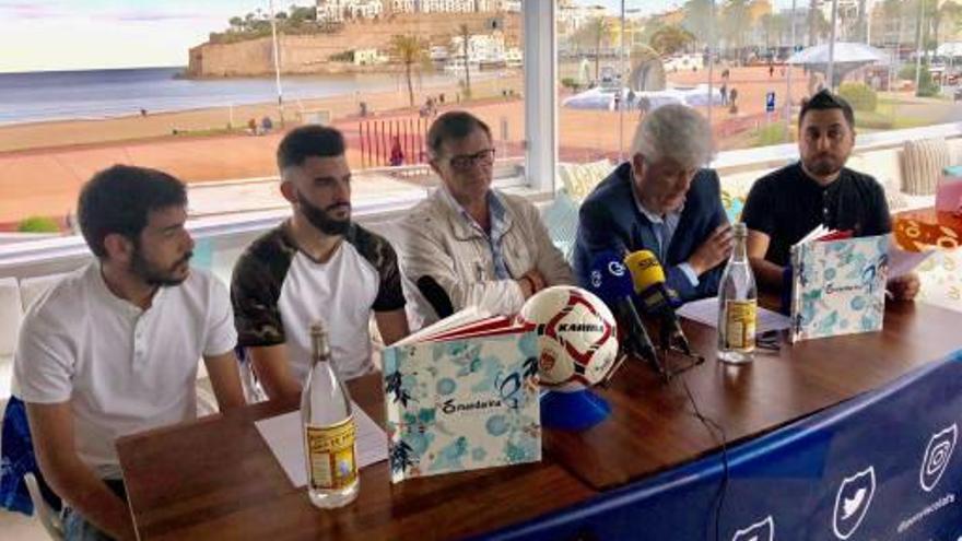 Jugadores y directivos en la rueda de prensa.