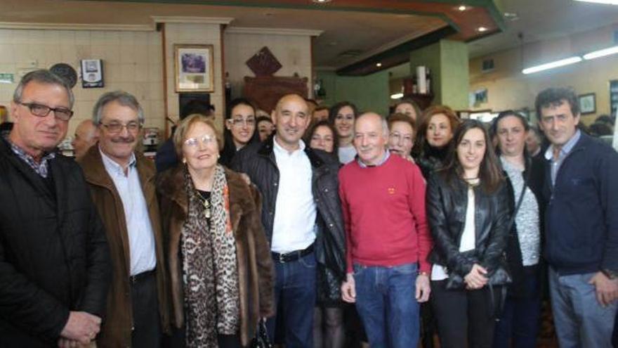 Belarmino Álvarez (cuarto por la izquierda) rodeado de vecinos y compañeros de partido. Flanqueándolo, la exalcaldesa tevergana Carmen Fernández y el regidor de Proaza, Ramón Fernández.