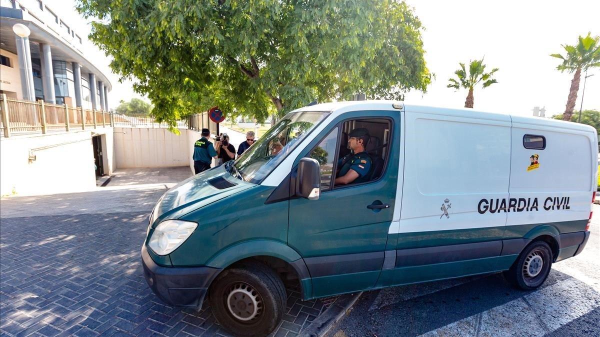 zentauroepp49379497 08 08 2019 agentes de la guardia civil  llegan a los juzgado190809173301