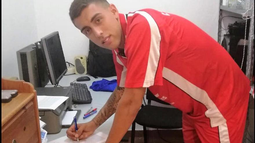 Jefté Betancor el día que estampó su firma con el Unión Viera