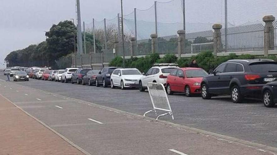 Coches estacionados en el entorno de la Torre.