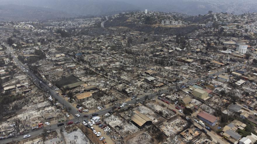 Desoladora imagen de un vecindario completamente arrasado por las llamas en Valparaíso (Chile)