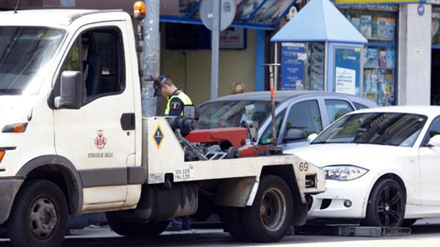 La Policía hará fotos cuando retire un coche con la grúa