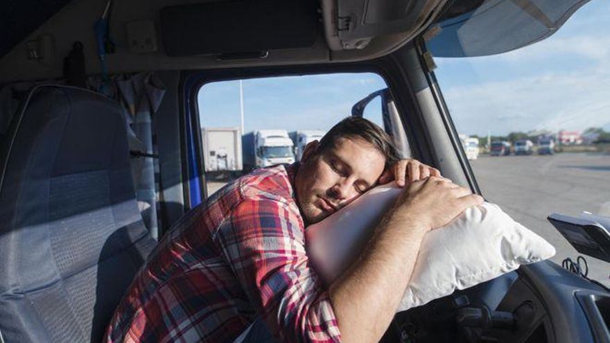 ¿Es legal dormir en el coche en España? Así podrás hacerlo sin problema