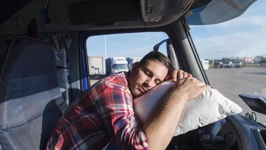 ¿Es legal dormir en el coche en España? Así podrás hacerlo sin problema