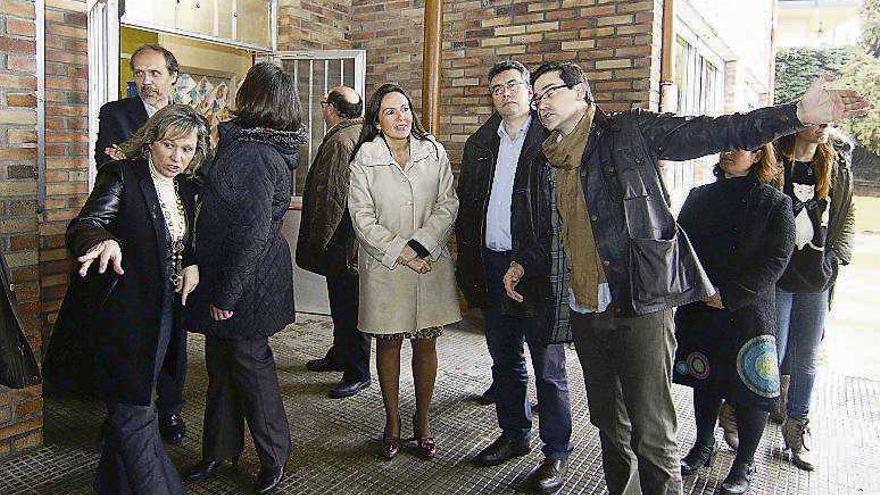 María José Bravo y Javier Bas, en el centro, ayer en el colegio. // Faro