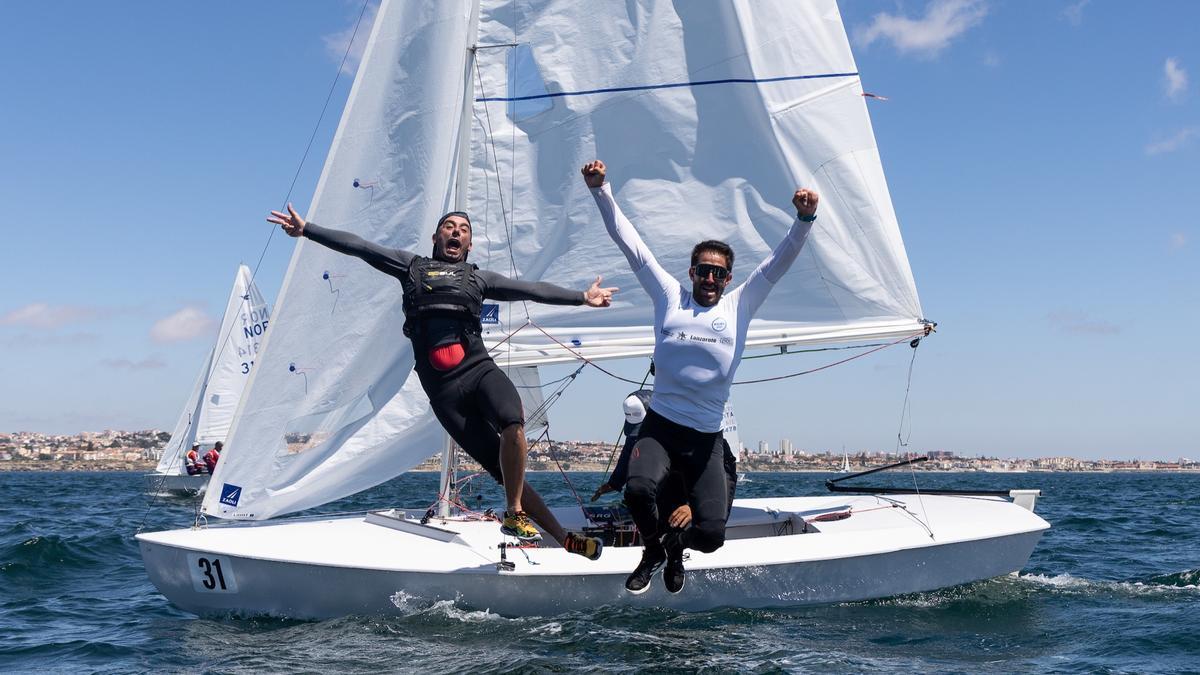 Alfredo González y Cristian Sánchez celebran la victoria tras proclamarse campeones del mundo de Snipe.