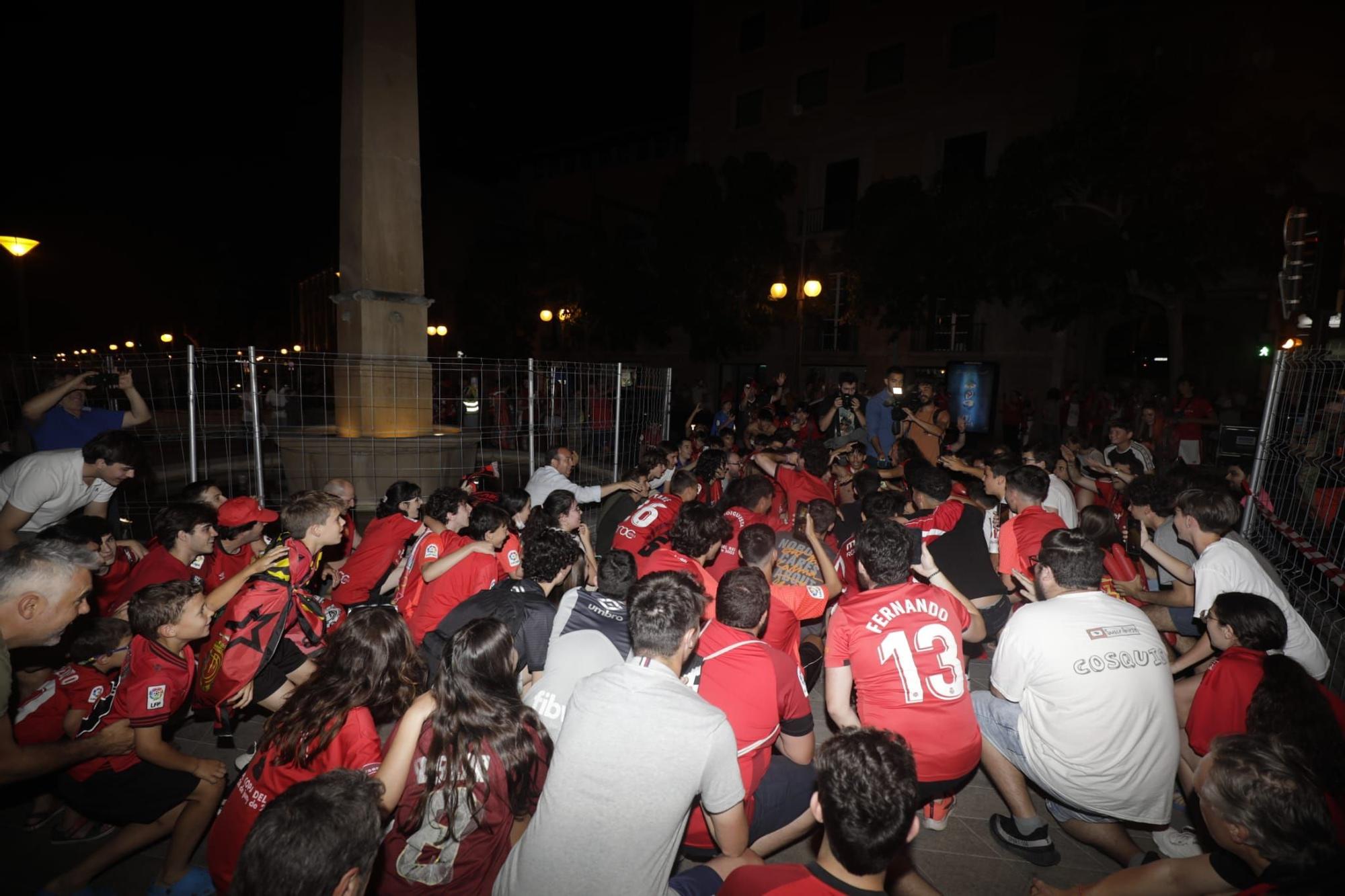 El Mallorca es de Primera: La euforia de la afición se desata en la plaza de las tortugas de Palma
