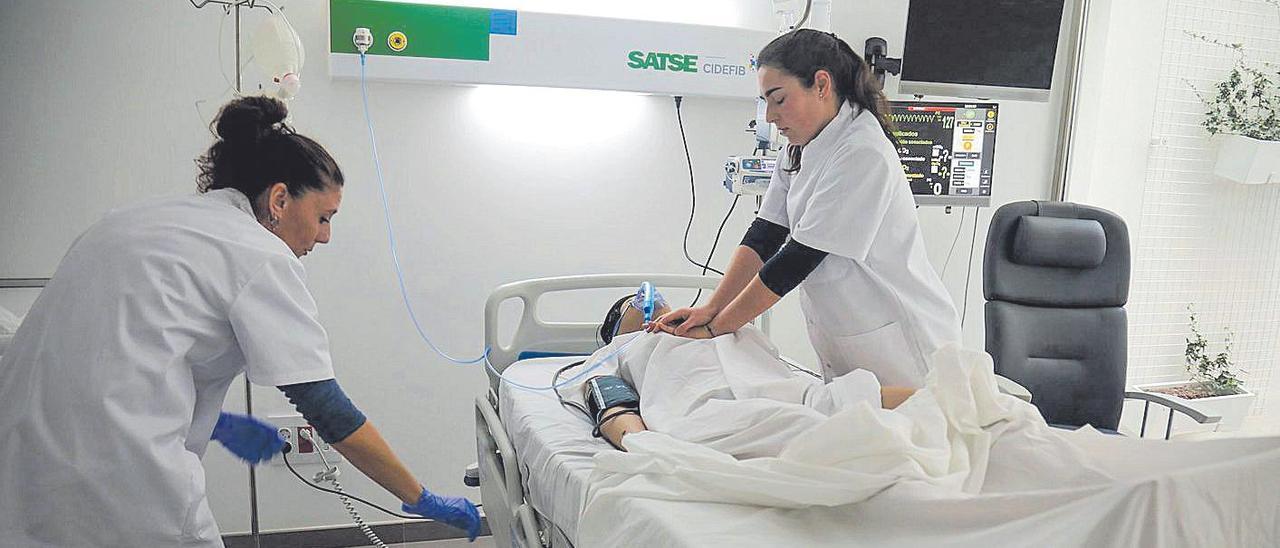 Dos enfermeras realizando prácticas en un centro de formación del SATSE.