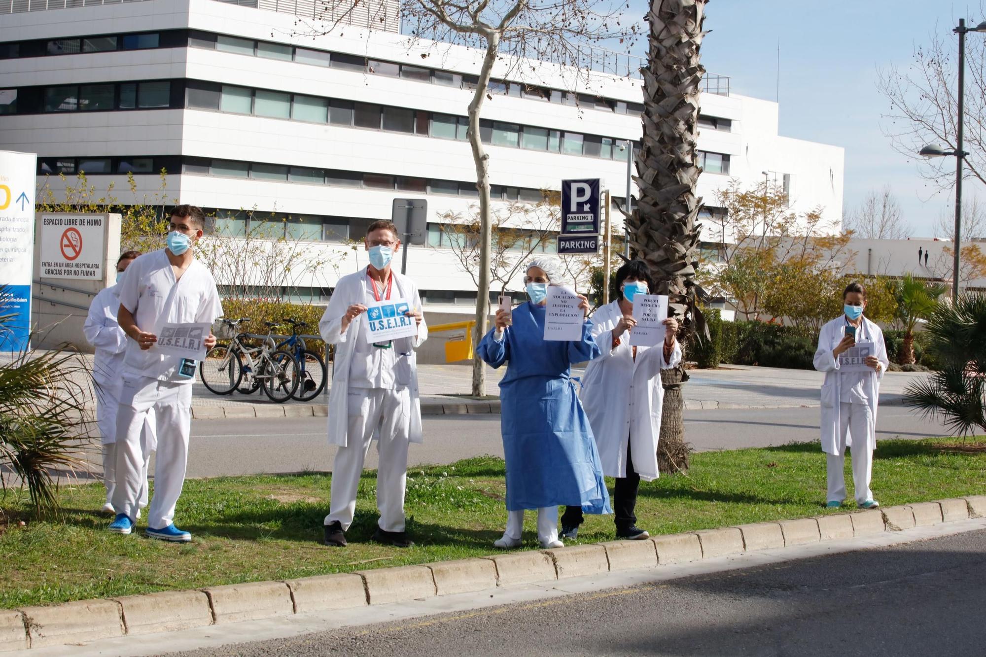 Una caravana reclama en las calles de Ibiza mejoras salariales para los sanitarios