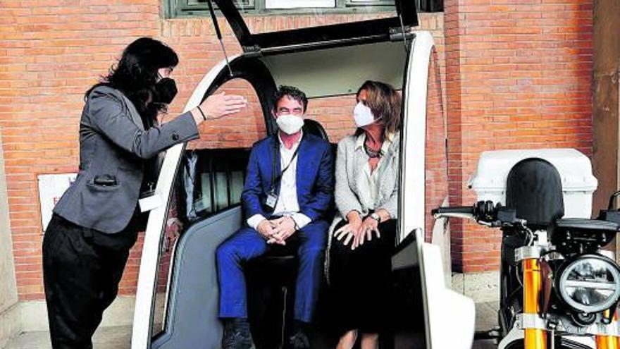 La ministra Teresa Ribera, sentada en un vehículo de cero emisiones. | | E.D.