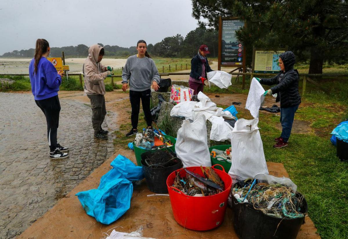 Gran parte de los residuos recogidos bajo la lluvia en el parque natural.  | // I. ABELLA