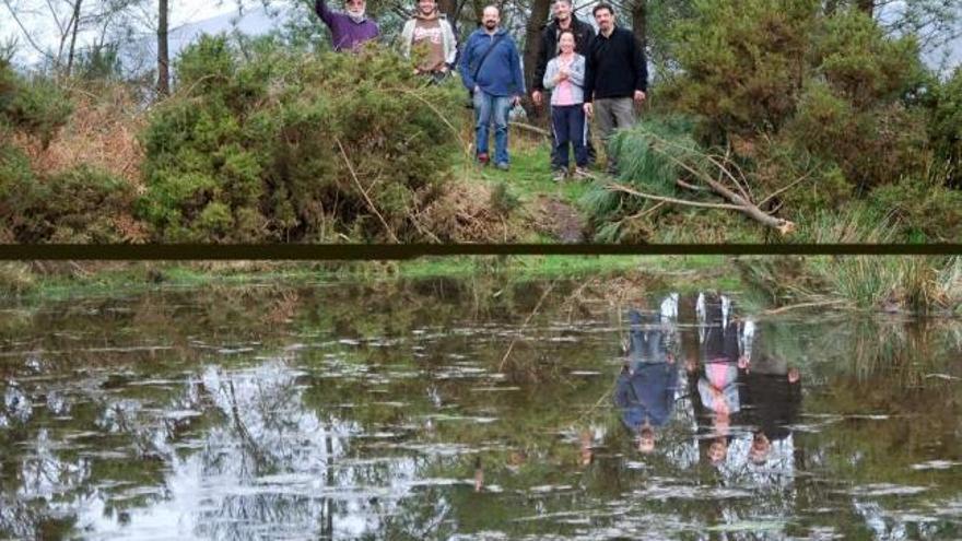 Membros de Capitán Gosende á beira da Eira dos Mouros.