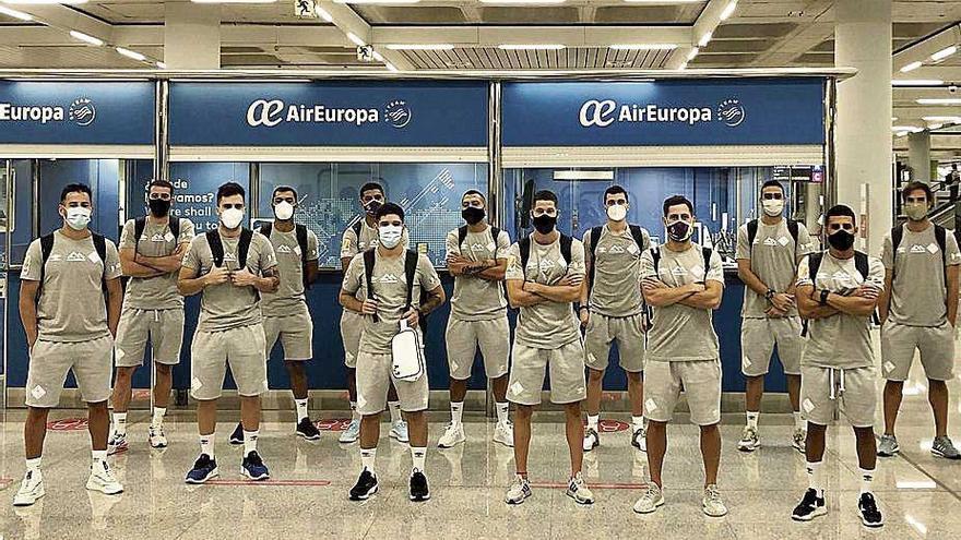 La plantilla del Palma Futsal, ayer en el aeropuerto de Son Sant Joan.