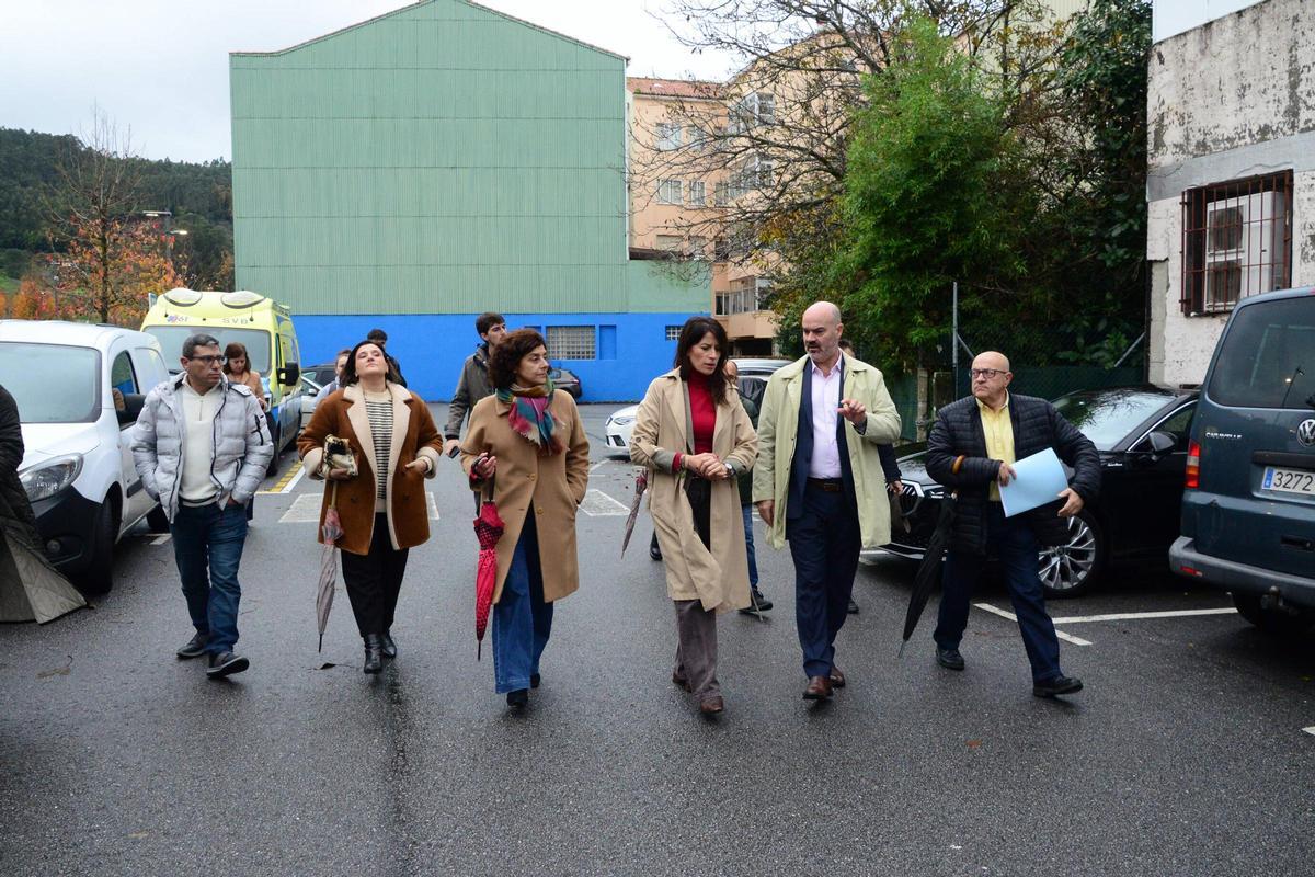 María Martínez Allegue y Félix Juncal en el solar donde se construirá vivienda protegida.