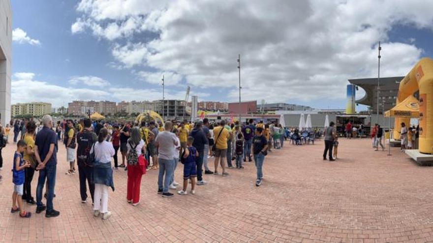 La afición del Gran Canaria hace cola para fotografiarse con la Copa de Europa