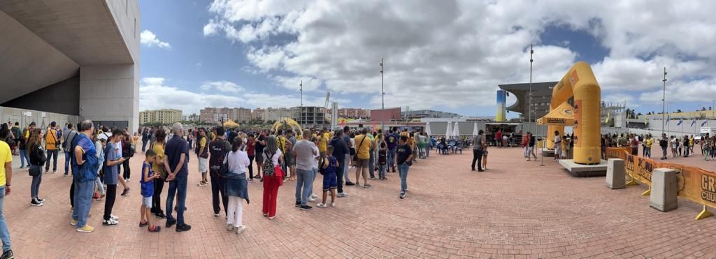 La afición del Gran Canaria hace cola para fotografiarse con la Copa de Europa