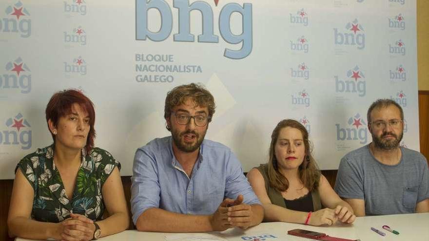 Gómez, Fiúza, Salgado y Vilameá comparecieron ayer en la sede del BNG de Lalín. // Bernabé/Ana Agra