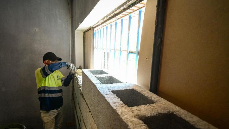 Cort blinda la antigua cárcel de Palma con el tapiado del recinto tras completar su desalojo