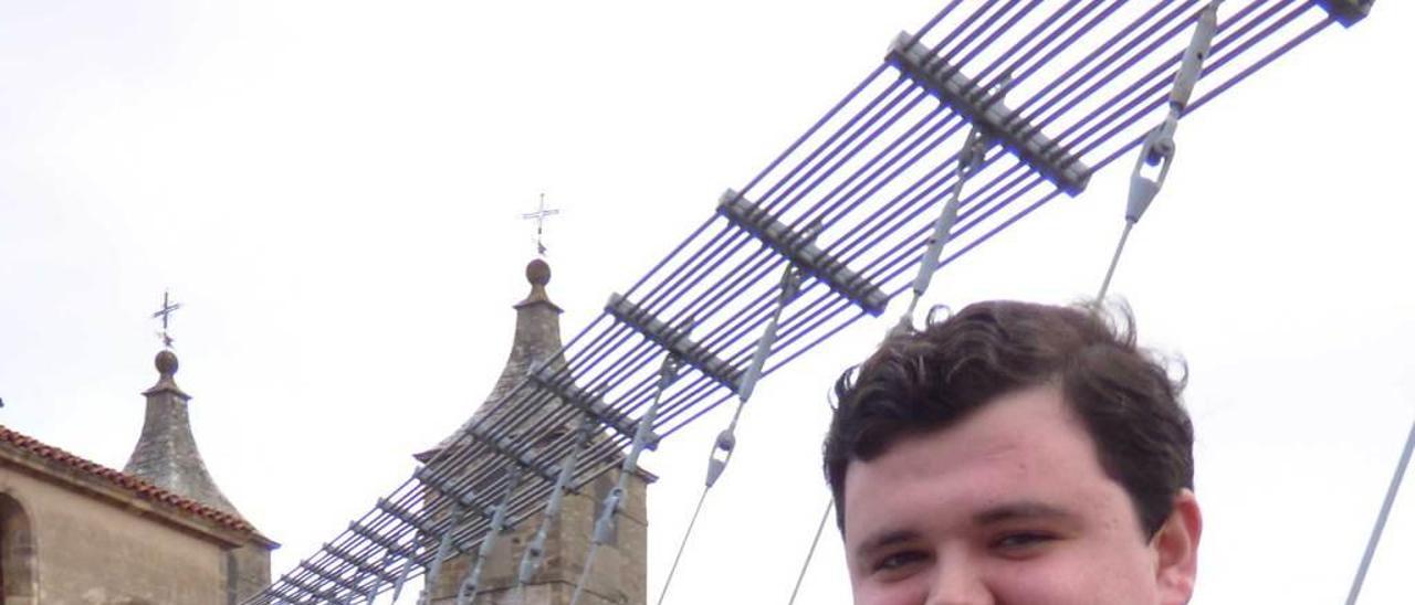 Juan José Blanco, en el puente colgante de Cangas del Narcea, con la basílica al fondo.