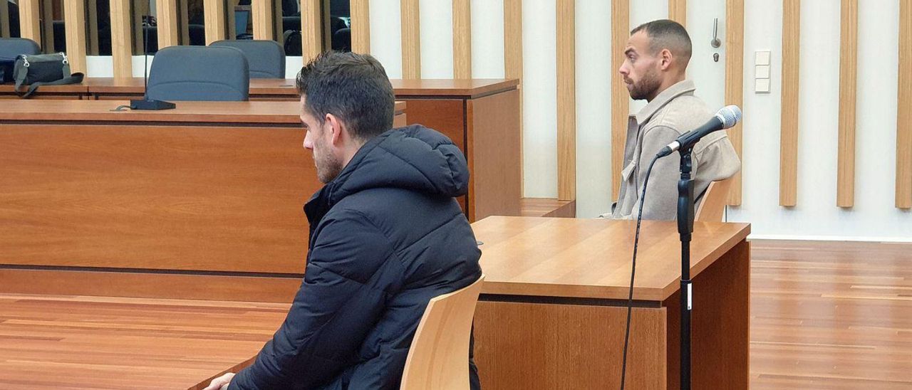 Los dos acusados, en la segunda sesión del juicio celebrada ayer en la Audiencia de Vigo. | // MARTA G. BREA