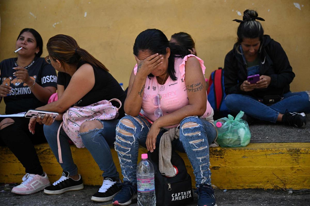 Familiares de personas detenidas durante las últimas protestas en Venezuela esperan noticias de la policía