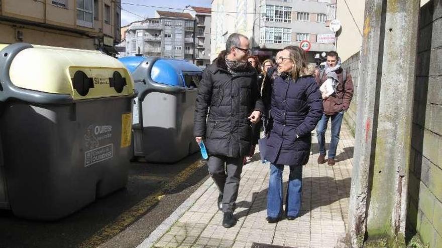 El alcalde y la conselleira caminan por un tramo de la carretera de A Granxa &quot;invadido&quot; por los contenedores. // Iñaki Osorio