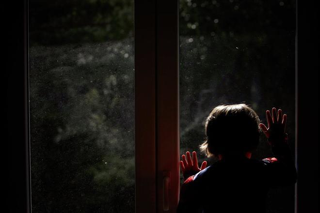 GRAF8766 PONTEDEUME 18/03/2020.- Un niño mira a la calle desde su casa mientras permanece confinado en la vivienda a causa de las medidas tomadas por el Gobierno para frenar al coronavirus, este miércoles en A Coruña. EFE/Cabalar