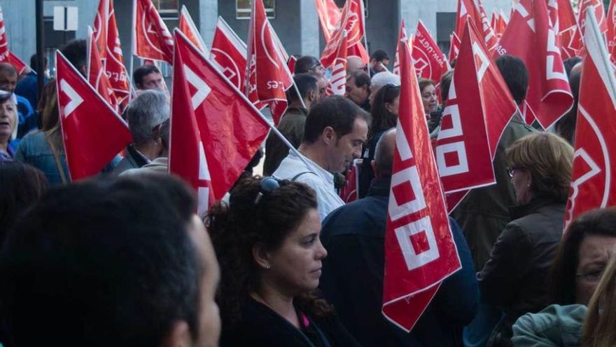 Asistentes a la concentración en la plaza de España, en Oviedo.