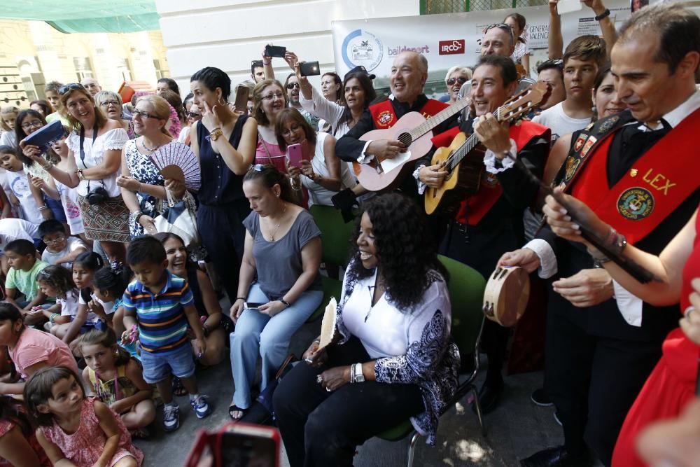 La cantante Gloria Gaynor visita el colegio público Luis Vives de Valencia