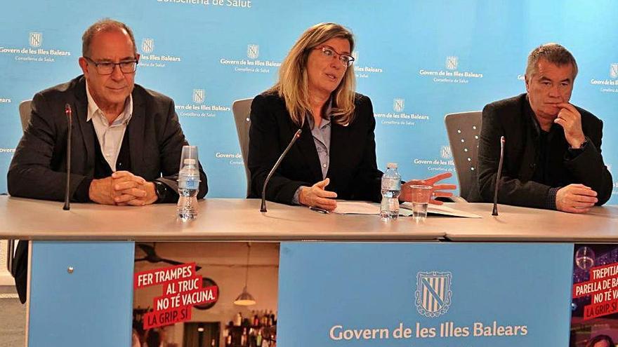 Juli Fuster, Patricia Gómez y Jaume Estrada, durante la presentación de la unidad de cáncer de mama.