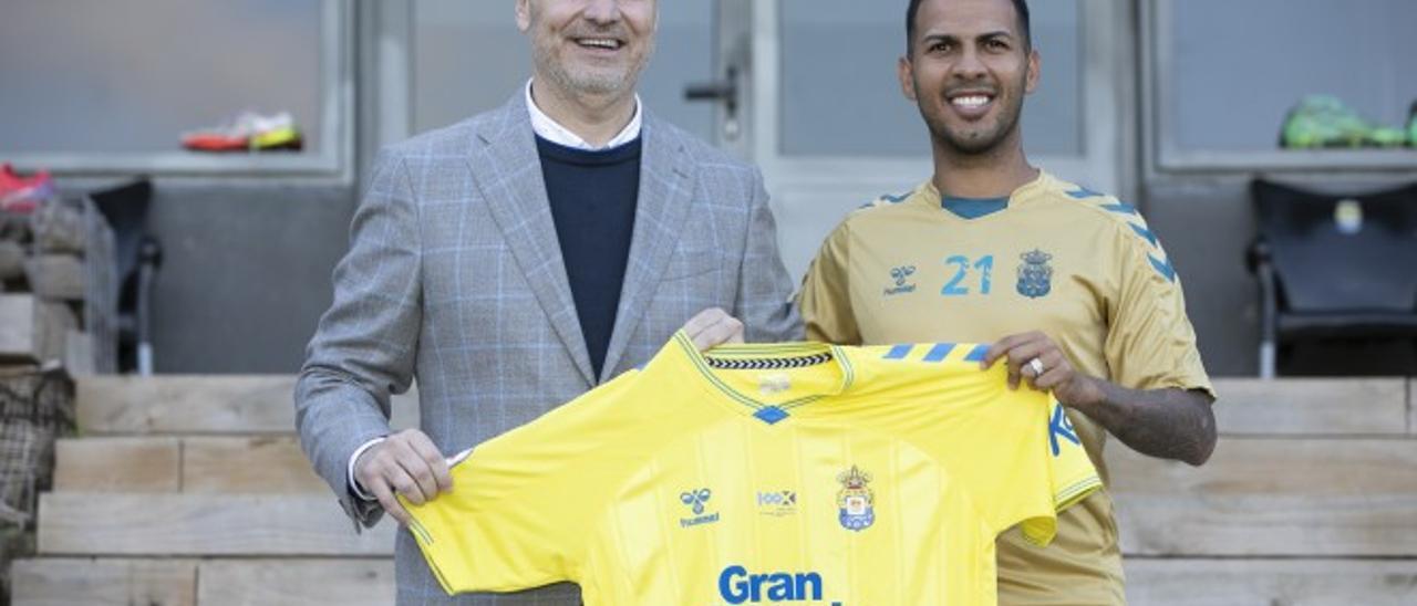 Viera y el presidente Ramírez, esta mañana, con la elástica que lucirá la UD en el Heliodoro, con logo del centenario del club tinerfeño.