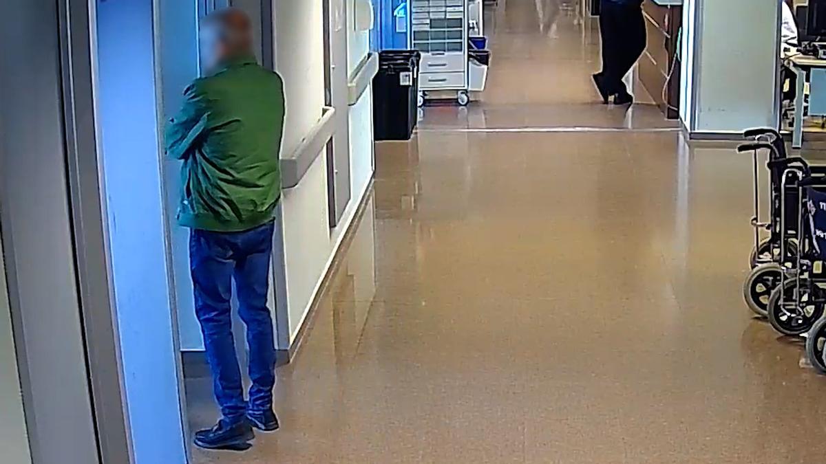 Imagen de las cámaras de seguridad que captaron al sospechoso en los pasillos.