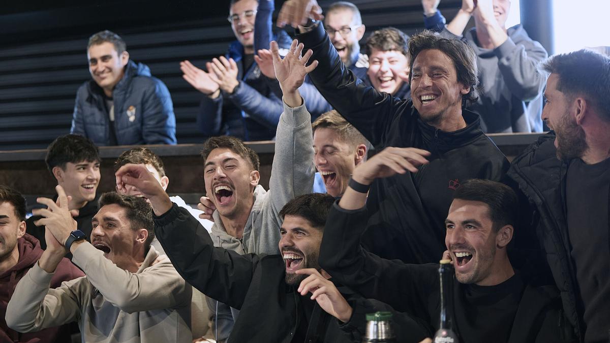 Los jugadores del CF Talavera tras conocer que se enfrentarán al Real Madrid en los dieciseisavos de final de la Copa del Rey, en el sorteo celebrado este martes en la Ciudad del Fútbol de Las Rozas (Madrid).