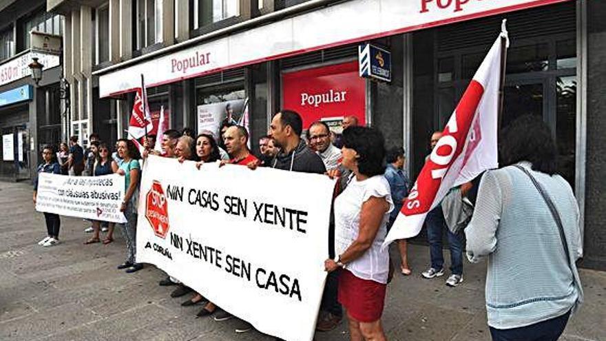 Protesta ante una oficina bancaria en el Obelisco por el desahucio de una familia en Sada.