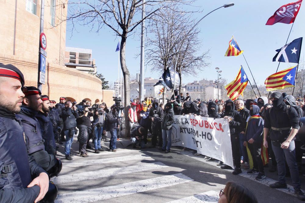 Els manifestants davant la seu de la Subdelegació del Govern espanyol