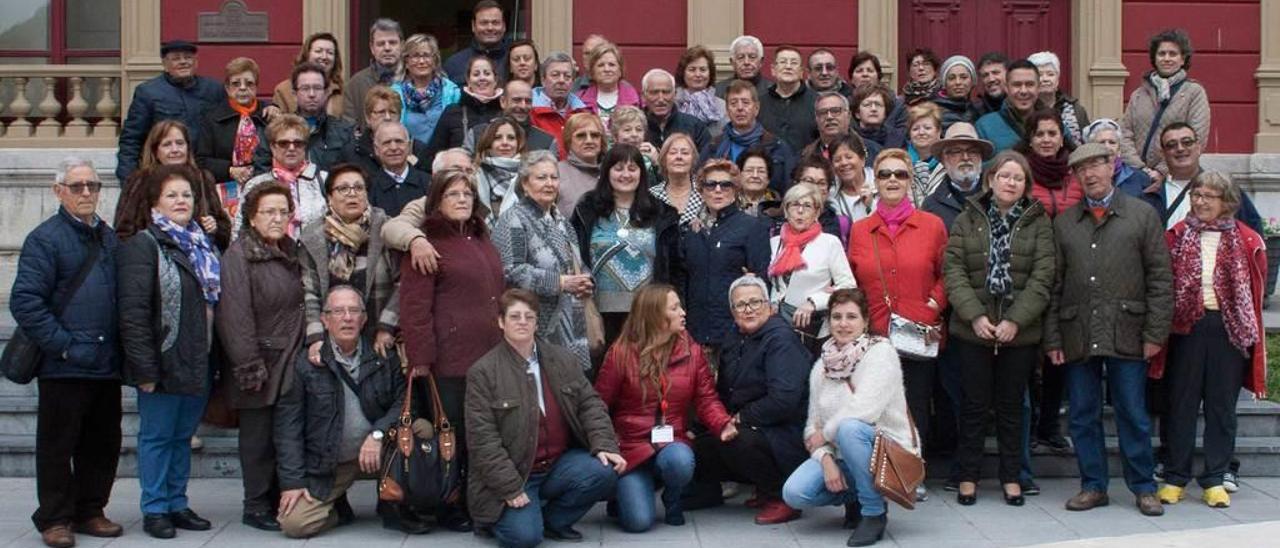 Los visitantes posan con la Alcaldesa frente al Ayuntamiento.