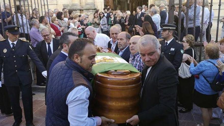 Imagen del traslado del féretro con los restos mortales de Antonio Marín Lara, tras el funeral en la iglesia de Santa Cecilia.