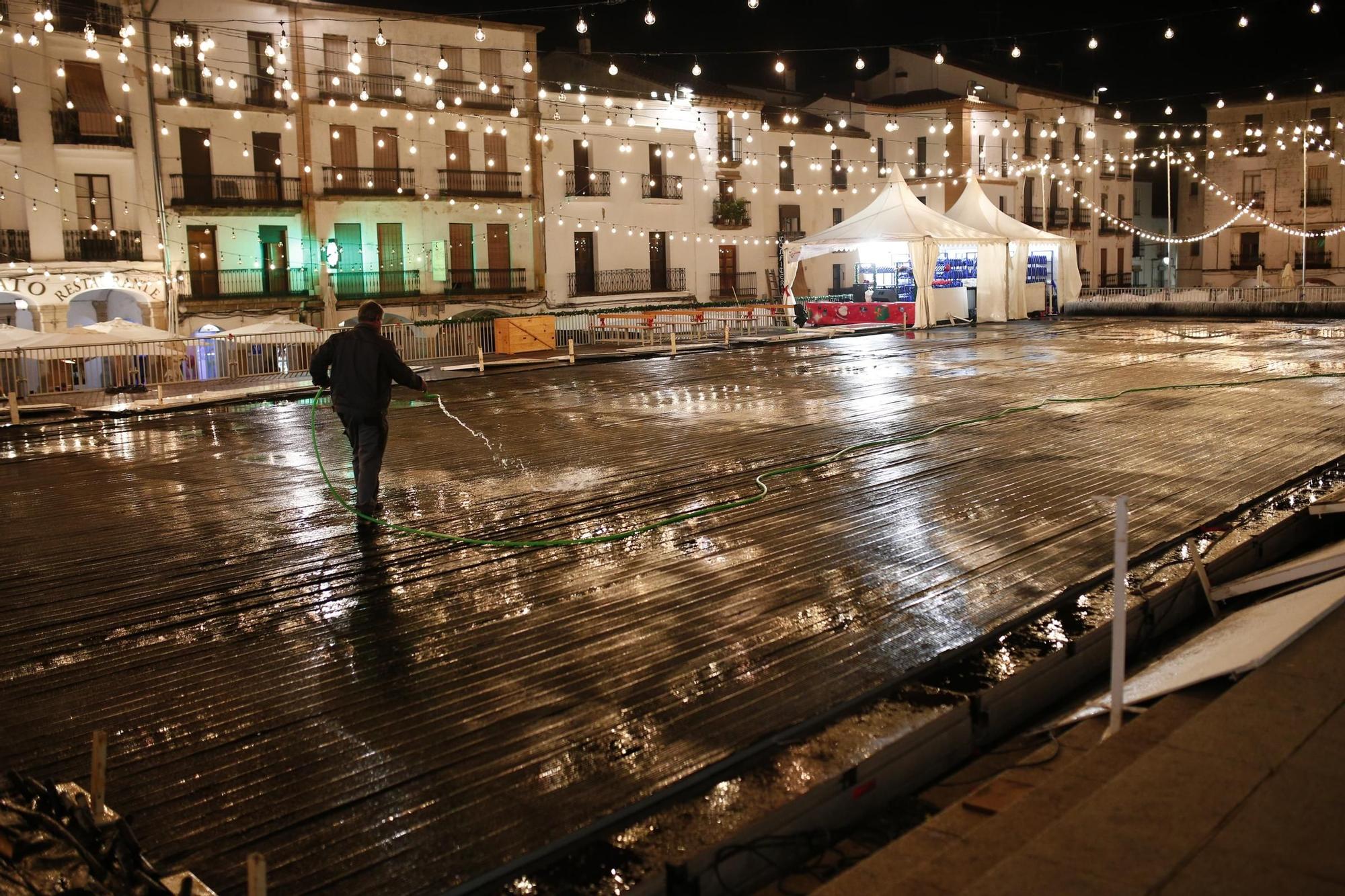 Galería | La lluvia deja a Cáceres sin pista de hielo