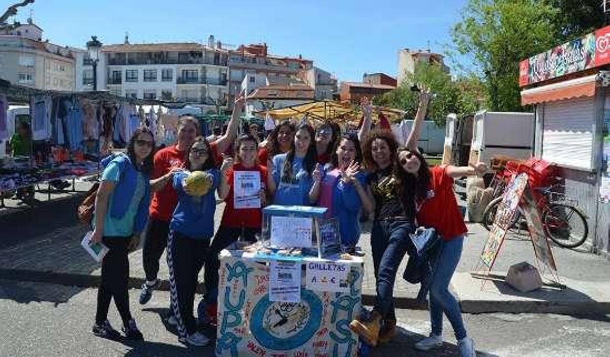 Los niños recibieron su premio por haber participado en el concurso de dibujo de Mecos