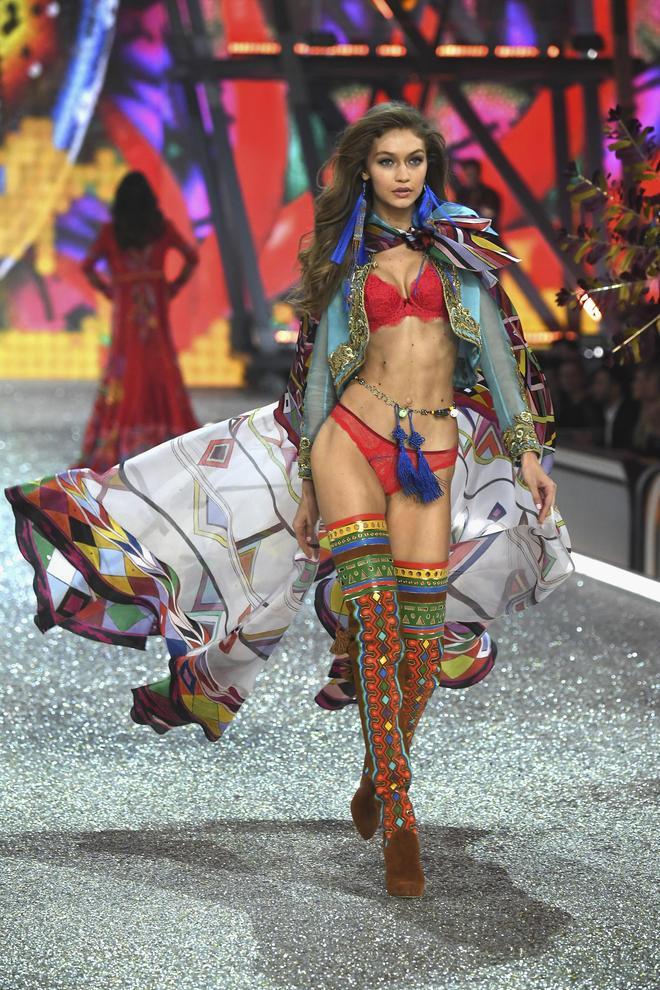 Victoria's Secret Fashion Show 2016: Gigi Hadid con conjunto rojo