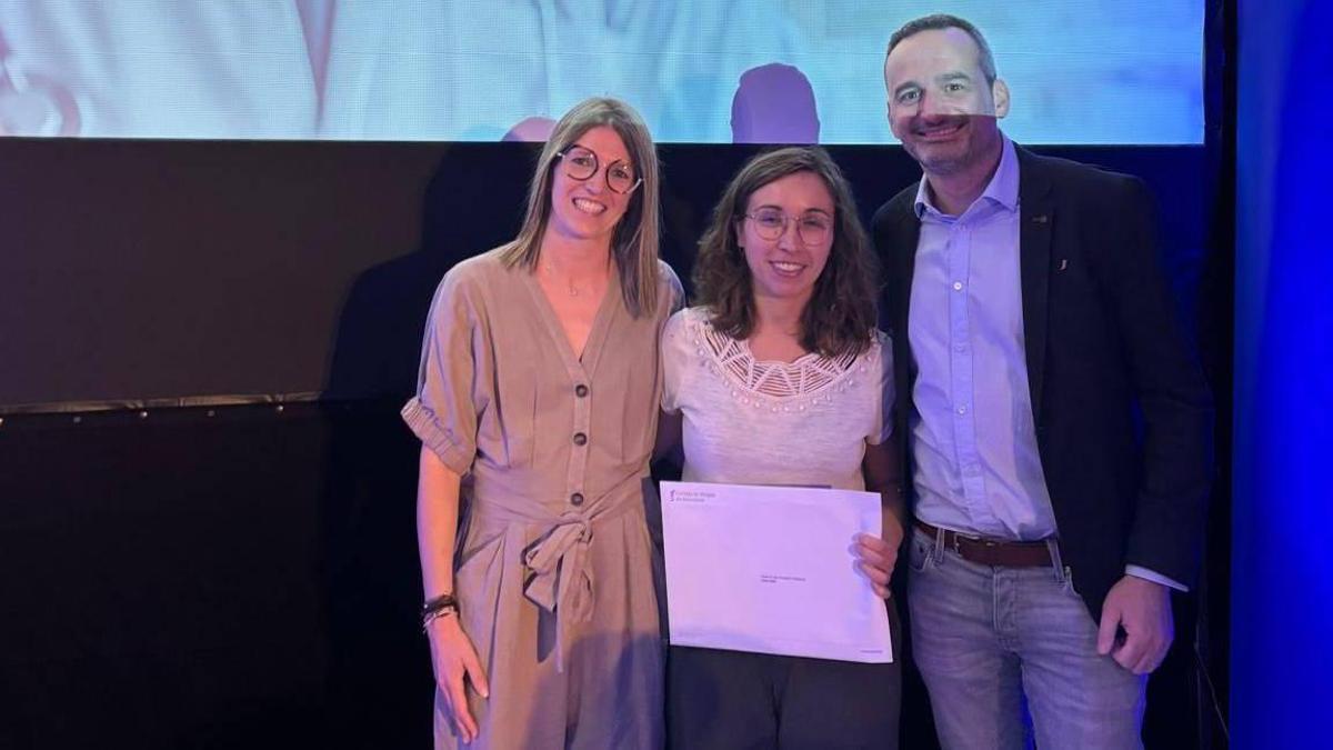 Mercè Subirana, al centre, recull el premi Dr. Pau Florejachs i Viladomiu