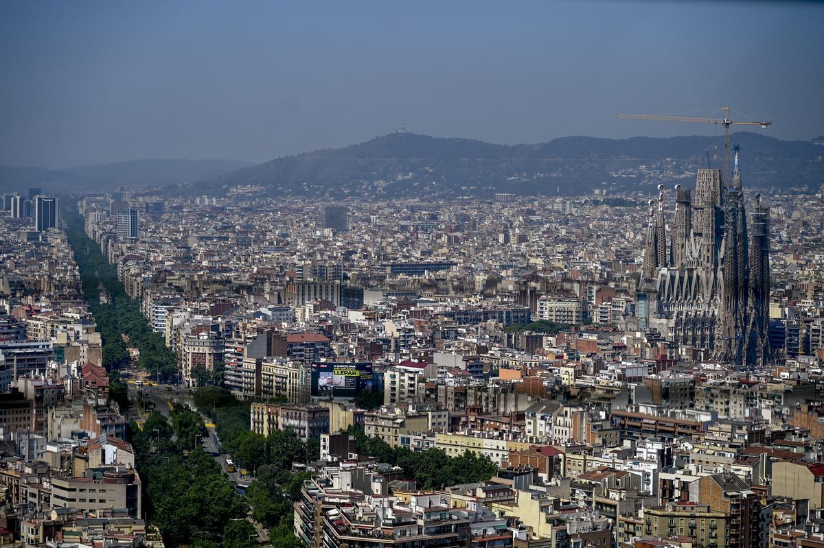 La avenida Diagonal , de verde, y la Sagrada Familia desde el mirador de la planta 30 de la torre Glòries.  