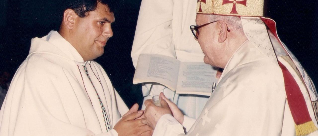 Cristóbal Déniz Hernández en el momento de su ordenación sacerdotal por el obispo Ramón Echarren en el año 1996. | | LP/DLP