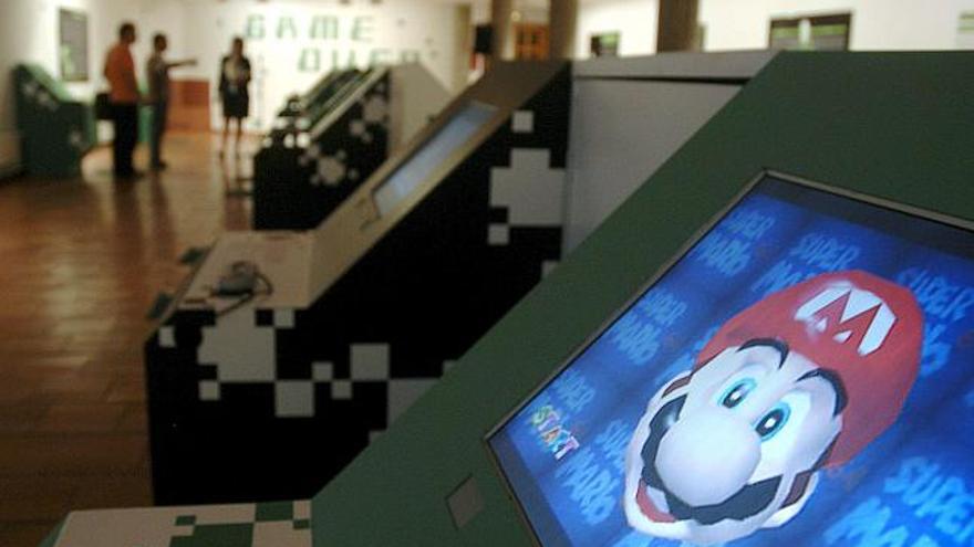 La exposición &quot;Game Over&quot; que hoy se ha inaugurado en Valladolid con el objetivo de describir la historia de los videojuegos, se apoya en los pilares de Shigeru Miyamoto, creador de Super Mario Bros; John Carnack, que lanzó al mercado Doom y Quake, y Will Wright, autor de The Sims. EFE/NACHO GALLEGO