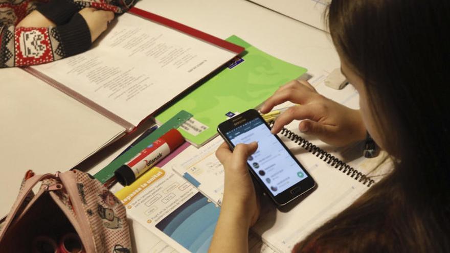 Los directores de Secundaria defienden el uso educativo del móvil en las aulas