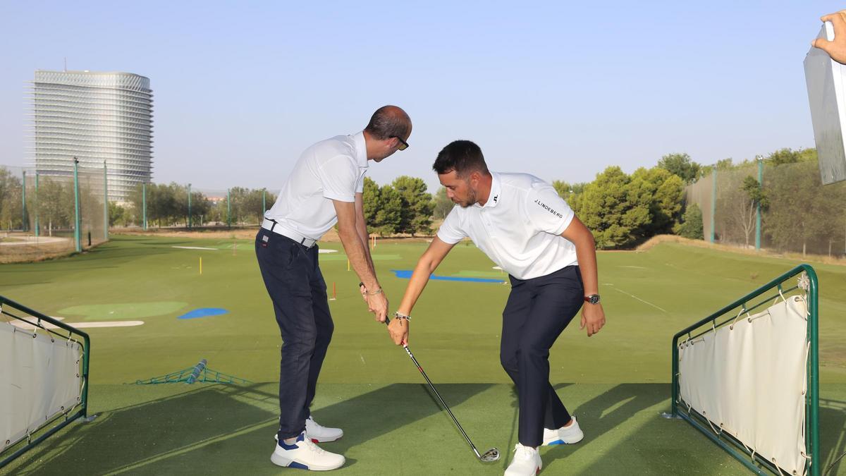 Un profesor de 14 palos da una clase de iniciación al golf en el campo de Ranillas